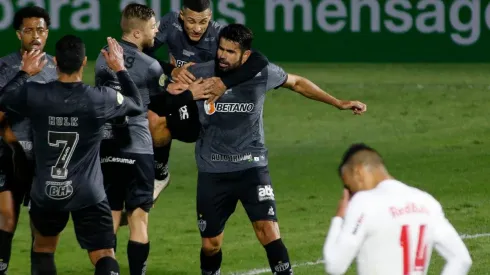 Diego Costa comemora com os companheiros o gol marcado contra o RB Bragantino (Foto: Getty Images)