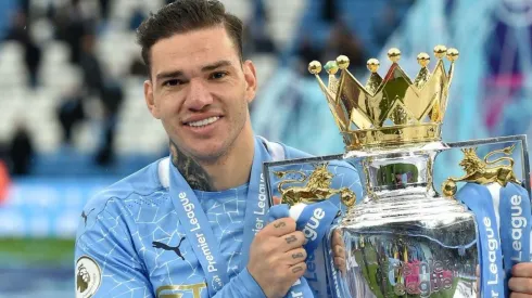 Éderson segura a taça da Premier League (Getty Images)