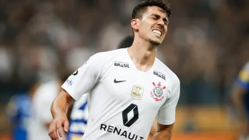 Danilo Avelar está afastado do elenco principal do Corinthians (Foto: Getty Images)