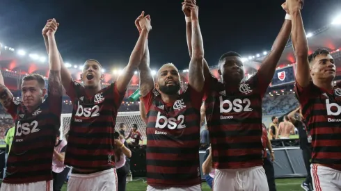 Jogadores do Flamengo saúdam a torcida (Foto: Getty Images)