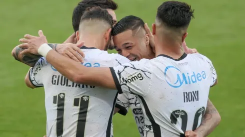 Jogadores do Corinthians comemoram gol diante do Ceará (Foto: Marcello Zambrana/AGIF)