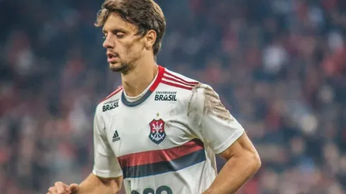 Rodrigo Caio, em campo com a camisa do Flamengo (Foto: Gabriel Machado/AGIF)