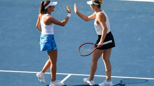 Registro feito da dupla Luisa Stefani e Gabriela Dabrowski, em agosto deste ano. (Foto: Getty Images)