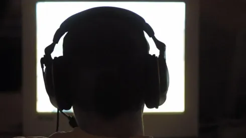 É preciso de alongamento e saber se posicionar frente ao monitor para não sentir dores (Foto: Getty Images)