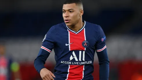 Depois de muita especulação, Mbappé permaneceu no PSG (Foto: Getty Images)