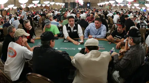 Salão completamente lotado em edições anteriores da WSOP (Foto: Getty Images)