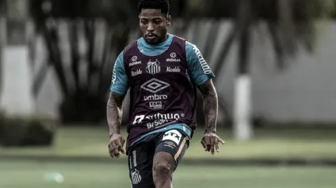 Jogador foi as redes sociais negar a informação de que estaria treinando normalmente | Crédito: Divulgação Santos