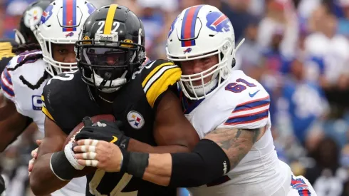Najee Harris sendo tackleado durante jogo entre Bills e Steelers (Getty Images)