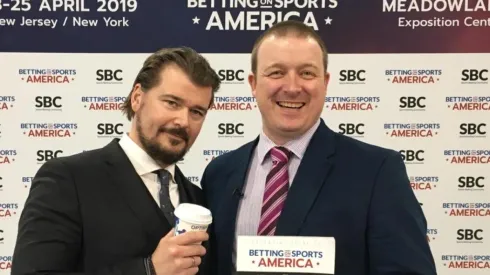 Rasmus Sojmark com Andrew McCarron (Imagem: LMG + Twitter)