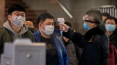 A China pratica uma estratégia de tolerância zero contra o novo coronavírus, que envolve rígido controle sobre entradas no país, com quarentenas de até três semanas e vários exames.