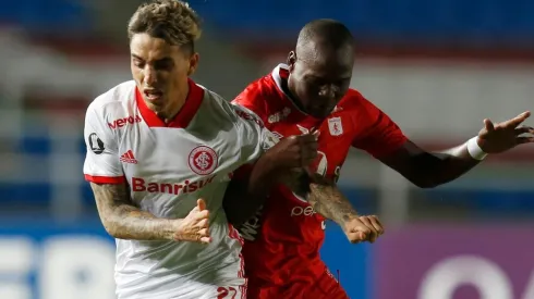 Saravia, em campo pelo Internacional (Foto: Getty Images)