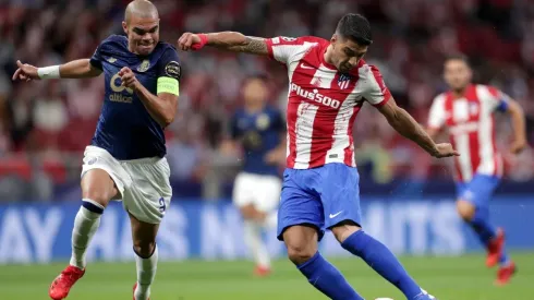 Luis Suárez chuta a bola acompanhado de Pepe em jogo entre Atlético de Madrid e Porto (Getty Images)