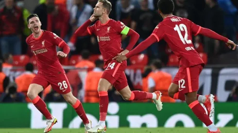Henderson comemora com os companheiros o gol da vitória do Liverpool (Foto: Getty Images)