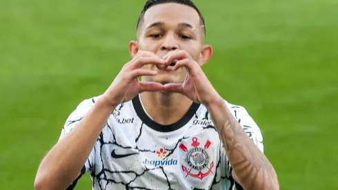 Adson comemora um dos gols marcados diante do Ceará (Foto: Marcello Zambrana/AGIF)