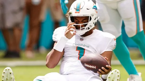 Tua Tagovailoa após pancada que ocasionou lesão durante o jogo contra os Bills. Jogador não teve nada constatado (Getty Images)