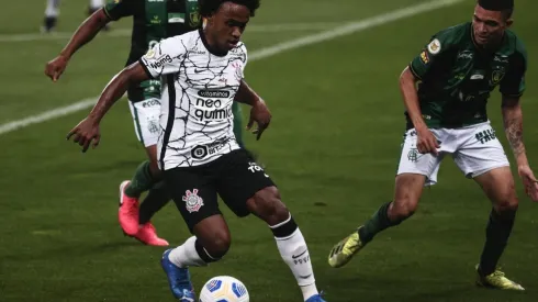 Willian reestreou com a camisa alvinegra depois de 14 anos longe do clube | Crédito: Ettore Chiereguini/AGIF