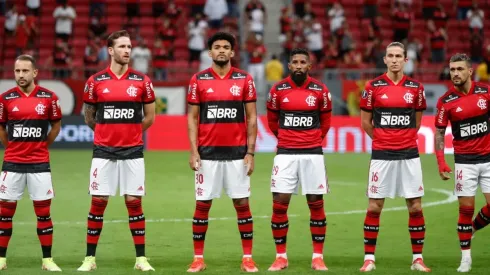 Jogadores do Flamengo, perfilados antes da partida contra o Olimpia (Foto: Getty Images)