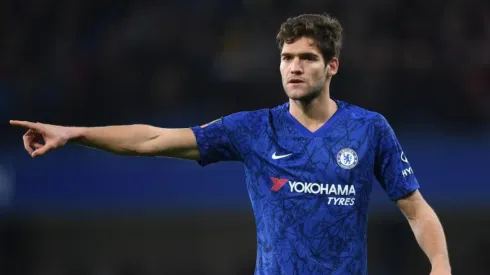 Marcos Alonso, lateral-esquerdo do Chelsea, revela que “não me ajoelha mais” em ato contra racismo. (Foto: