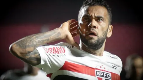 Dani Alves: livre no mercado da bola (Foto: Marcello Zambrana/AGIF)