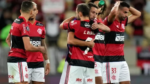 Jogadores do Flamengo comemoram gol diante do Barcelona (Foto: Getty Images)