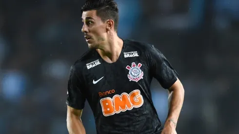 Danilo Avelar, em campo com a camisa do Corinthians (Foto: Getty Images)