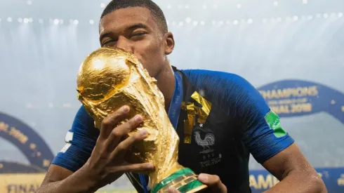 Mbappé com a taça de campeão do mundo (Foto: Getty images)