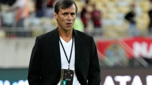 Fabián Bustos na beirada do Maracanã em jogo entre Flamengo e Barcelona de Guayaquil (Getty Images)