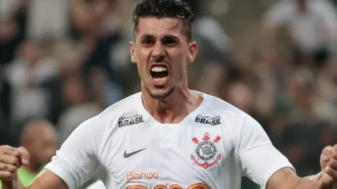 Danilo Avelar, em campo com a camisa do Corinthians (Foto: Marcello Zambrana/AGIF)
