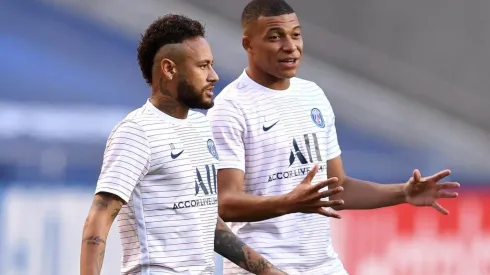 Mbappé e Neymar em campo pelo PSG