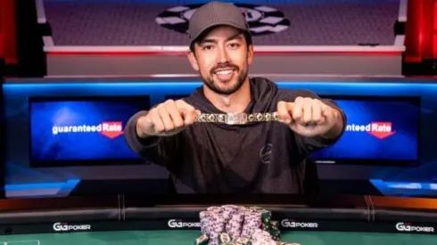 Tyler Cornell recebeu o primeiro bracelete da carreira (Foto: Melissa Haereiti/PokerNews)