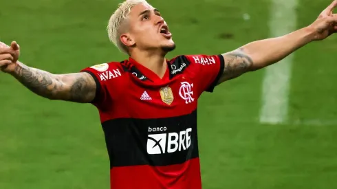 Pedro comemora gol com a camisa do Flamengo (Foto: Getty Images)