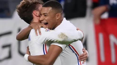 Griezmann abraça Mbappé após gol contra a Bélgica (Getty Images)