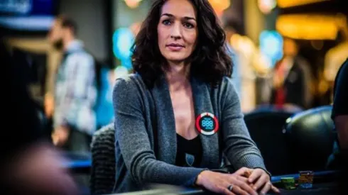 Kara Scott explica o que não fazer em uma mesa de poker (Foto: Divulgação 888poker)