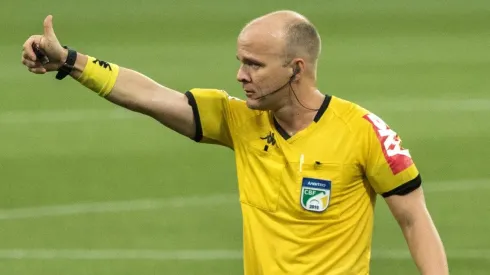 O árbitro Denis da Silva Ribeiro Serafim já foi alvo de protestos por parte do Botafogo em situação anterior | Crédito: Robson Mafra/AGIF