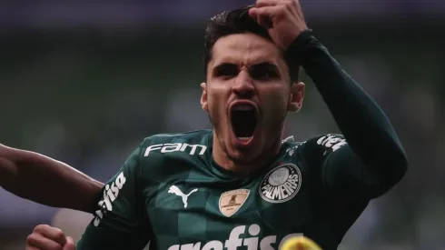 Raphael Veiga comemora o gol marcado contra o Internacional (Foto: Ettore Chiereguini/AGIF)