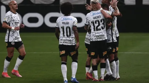 Sylvinho poderá mudar escalação do Corinthians para o confronto contra o Internacional. (Foto: Ettore Chiereguini/AGIF)