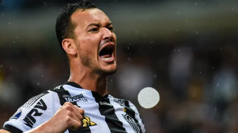 Réver comemora gol com a camisa do Atlético-MG (Foto: Getty Images)