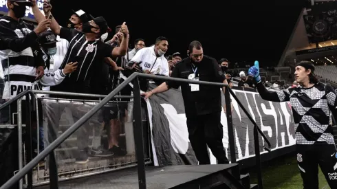 Goleiro Cássio próximo à torcida Camisa 12 (Foto: Ettore Chiereguini/AGIF)