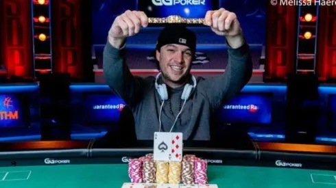 Chad Norton ganhou um bracelete no primeiro torneio dele na WSOP (Foto: Melissa Haereiti/PokerNews)