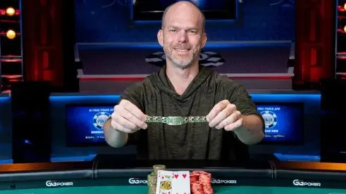 Rayan Hansen conquistou a primeira joia da carreira nesta WSOP (Foto: Melissa Haereiti/PokerNews)