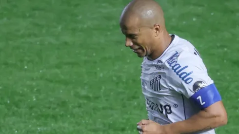 Carlos Sánchez atravessa mau momento no Santos e deve começar o jogo contra o Flu no banco de reservas (Foto: Marcello Zambrana/AGIF)
