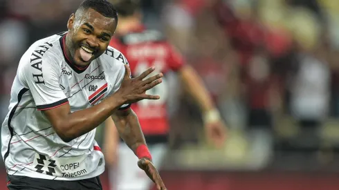 Nikão comemorou segunda final alcançada pelo Athletico na temporada (Foto: Thiago Ribeiro/AGIF)