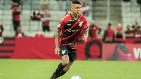 Richard teve contrato rescindido por indisciplina (Foto: Robson Mafra/AGIF)