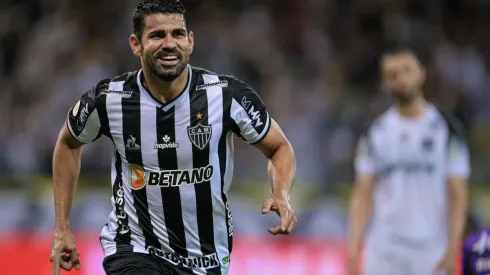 Diego Costa comemora gol com a camisa do Atlético-MG (Foto: Getty Images)