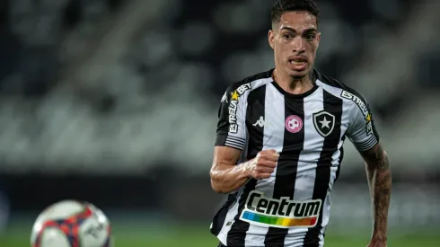 Hugo está próxima de assinar renovação com o Botafogo (Foto: Jorge Rodrigues/AGIF)