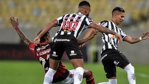 Atlético-MG perde para o Flamengo, mas segue com vantagem na liderança do Brasileirão. (Foto: Thiago Ribeiro/AGIF)