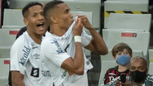 Madson comemora seu gol com Ângelo durante partida contra o Athletico-PR na Arena da Baixada (Robson Mafra/AGIF)
