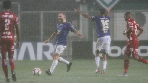 Minutos iniciais foram de muita chuva no Independência (Foto: Fernando Moreno/AGIF)