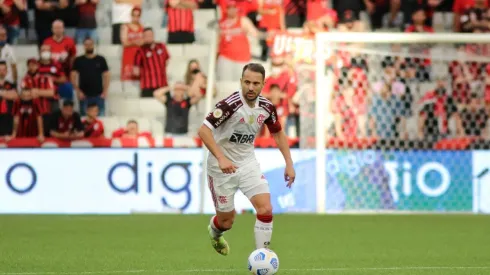 Everton Ribeiro admite dificuldade para conquistar o Brasileiro, mas mantém a esperança (Foto: Joao Vitor Rezende Borba/AGIF)