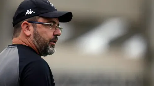 Enderson não terá Chay machucado e modificou as pontas para o duelo contra o Confiança (Foto: Vitor Silva/Botafogo)